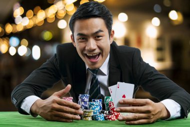 Bir çift kırmızı Aslar ve tutun bahis bir larg gösterilen poker kumarbaz