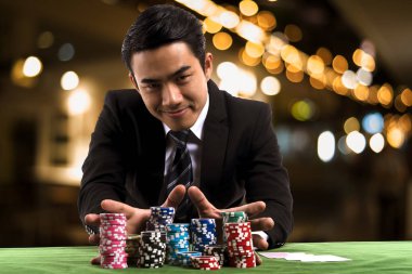 Portre poker oyuncu ellerini itme yığını yongaları ileri için kullanılan