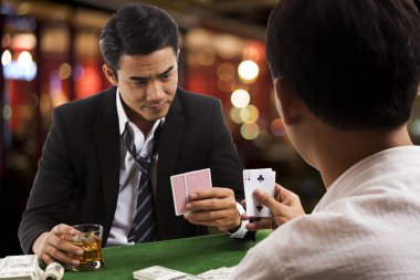  Casino poker oynarken erkekler