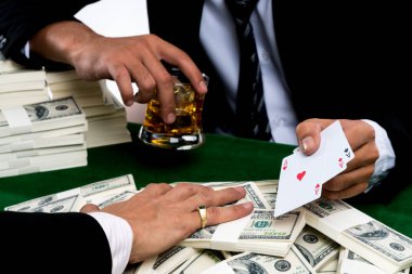 Viski cam ve Haritayı as Üç Kişilik tutan poker oyuncusu