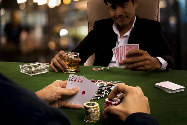 경쟁 위협에 대 한 베팅을 추가 하 여 심리학을 사용 하는 도박꾼 — 스톡 사진