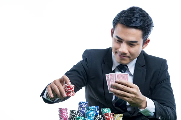 Retrato jovem em terno preto está colocando pilha de chips e h — Fotografia de Stock