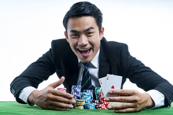 De poker speler weergegeven: een paar azen en hold inzet een grote st — Stockfoto