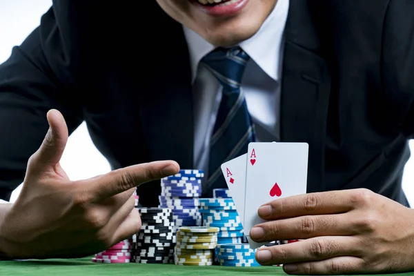 De poker-speler vinger wijzen op een paar azen gebruiken en houd — Stockfoto