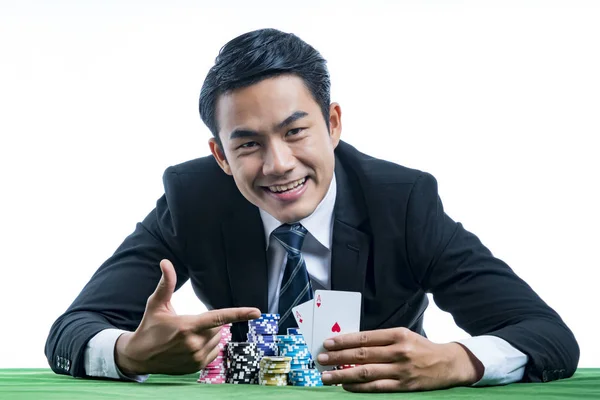Retrato o jogador de poker usar o dedo apontando para um par de ases — Fotografia de Stock
