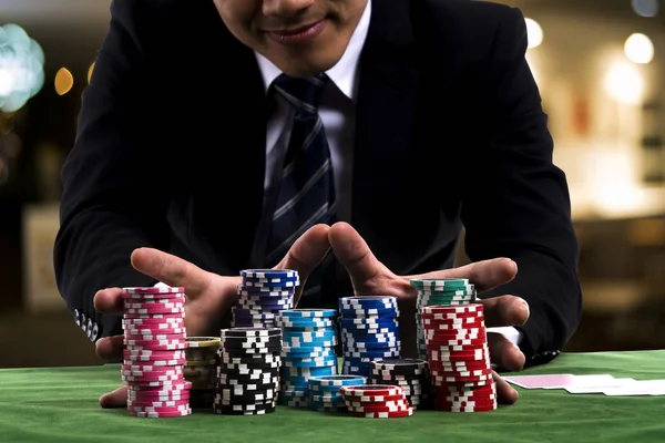 Een poker speler gebruikt handen duwen in al zijn chips te wedden — Stockfoto