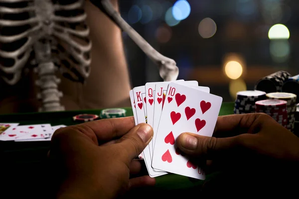 İnsan iskeleti ile kumar oyun kartı — Stok fotoğraf