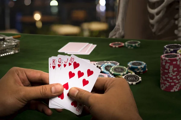 도박꾼의 손이 인간의 골격과 카드 놀이 — 스톡 사진