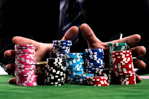 Um jogador de poker mãos empurrando em todas as suas fichas para apostar — Fotografia de Stock