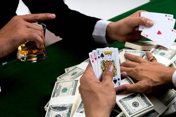 O perdedor jogo de poker manter estacas com arrependimento — Fotografia de Stock