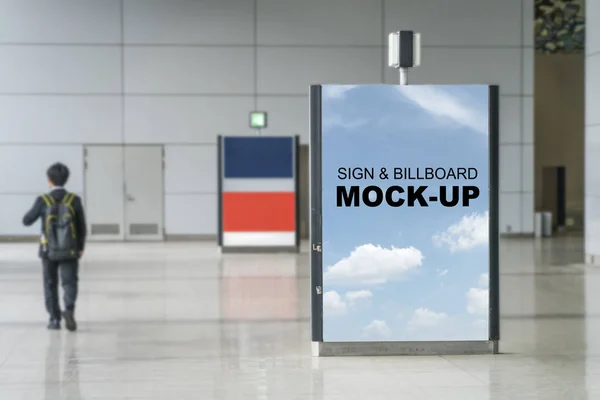 Stand signe ou panneau d'affichage Maquette verticale publicité intérieure dans un — Photo
