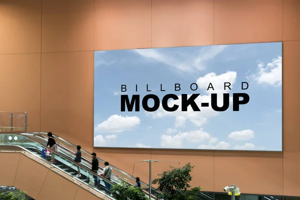 Frente da Billboard simular em escadas rolantes do aeroporto — Fotografia de Stock