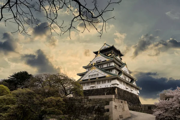 Замок Осака древние здания и красивые выделяются среди — стоковое фото