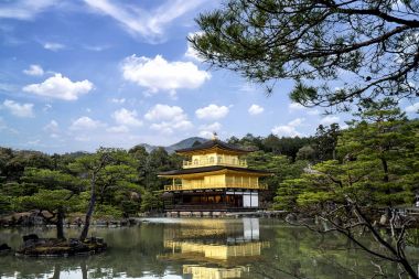 Japonya'nın Osaka Kinkakuji Tapınağı ile güzel manzara