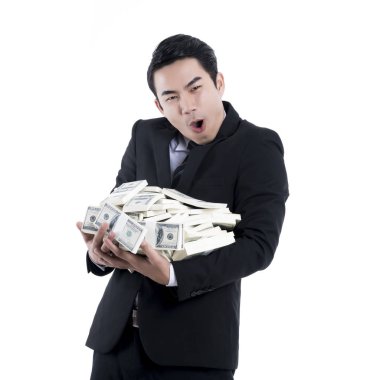 Beyaz üzerine onun kollarında büyük bir tomar para tutan işadamı