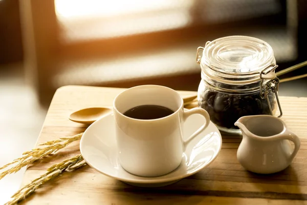 Set de café caliente sobre mesa de madera — Foto de Stock