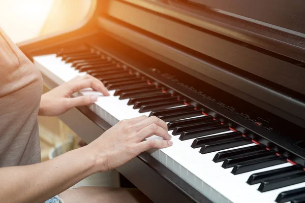 Akor piyanoda eller yukarı kapatın — Stok fotoğraf