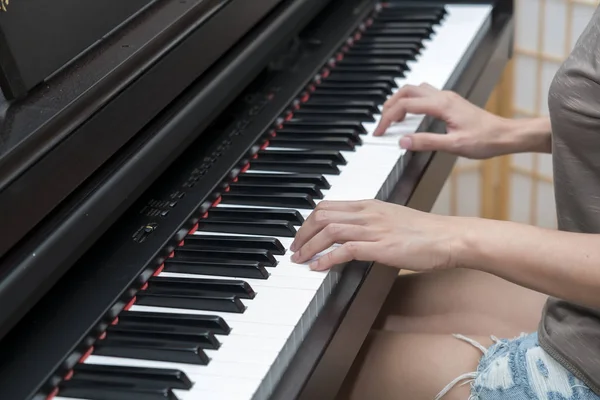 젊은 예쁜 여자 피아노 연주 — 스톡 사진