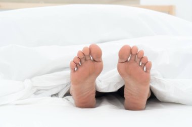 Çarşaf altında insan ayağı