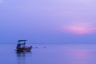 Akşam denize balıkçı teknesi