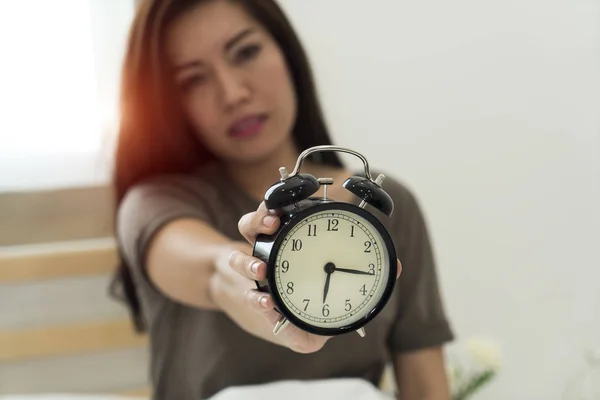 Relógio de alarme na mão mulher bonita — Fotografia de Stock