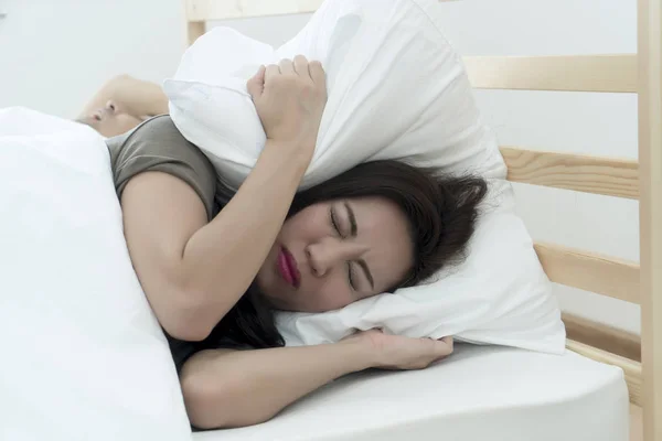Pasangan di tempat tidur dengan pria mendengkur — Stok Foto