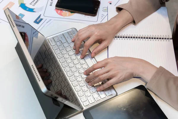 Γυναικεία χέρια δακτυλογράφηση στο πληκτρολόγιο του φορητού υπολογιστή — Φωτογραφία Αρχείου