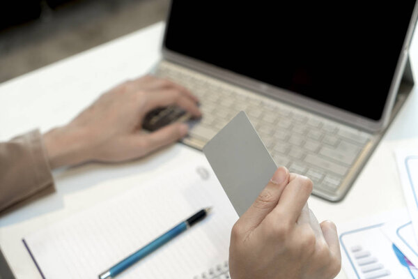 Кредитная карта в женской руке
