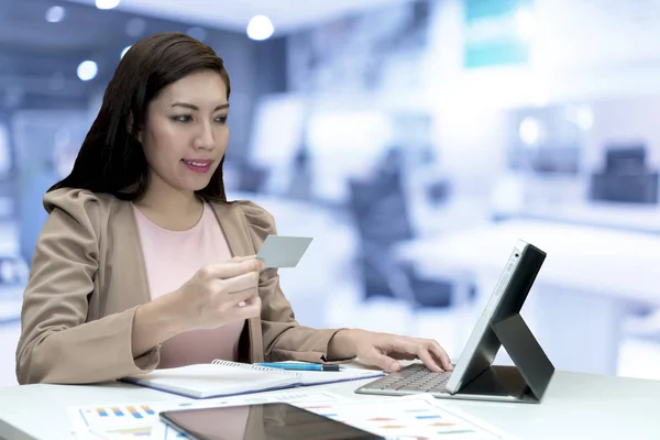 Mooie zakenvrouw bedrijf creditcard — Stockfoto