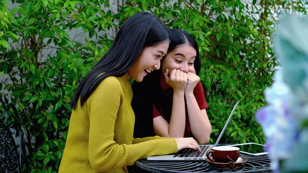 As duas garotas estavam animadas para receber uma boa notícia na Internet . — Fotografia de Stock