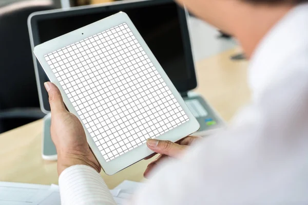 Mock up imagem de mãos de homem segurando tablet — Fotografia de Stock