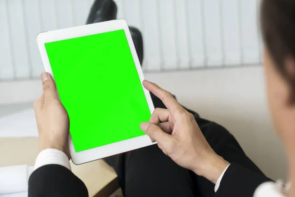 Mock up tela verde na tela sensível ao toque de exibição — Fotografia de Stock