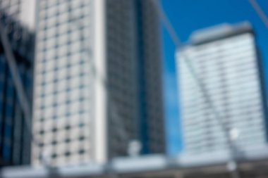 Yüksek bina ve mavi gökyüzü ile bulanık arka plan