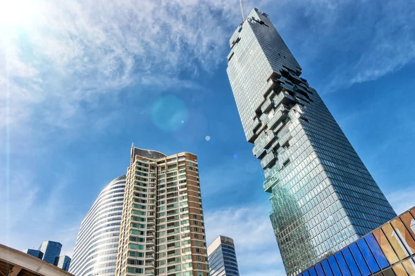 Bina modern tarzı ve mavi gökyüzü