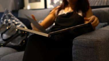 Orta yaşlı kadın kitap okumak için gözlük takmak olsun