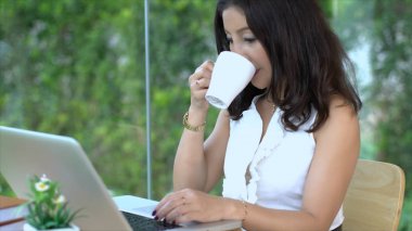 Orta Asyalı laptop ile çalışmak için yazarak 