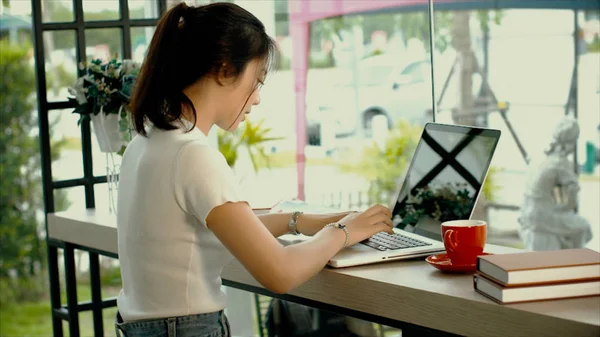 Милая азиатка-подросток работает над ноутбуком. — стоковое фото