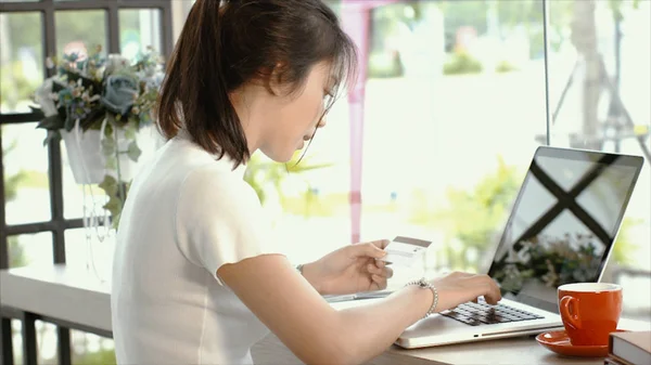 Jovem mulher asiática usado laptop compras online — Fotografia de Stock