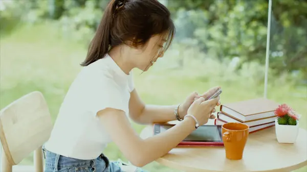 Asiático adolescente conversando no smartphone — Fotografia de Stock