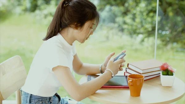 Asiatisk tonårs chattar på smartphone — Stockfoto