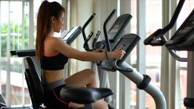 İplik bisiklet içinde jimnastik salonu ile spor iş kadın dışarı