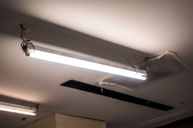 Onarım için bekleyen tavanda eski floresan ampul