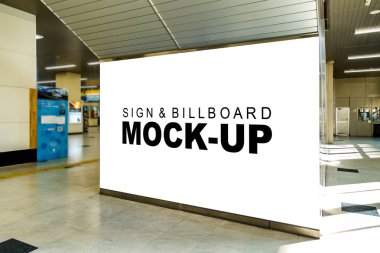 Ekspres tren istasyonu alan, boş beyaz ekran reklam veya kırpma yoluyla bilgi için yürüyen merdiven altında billboard kadar büyük sahte