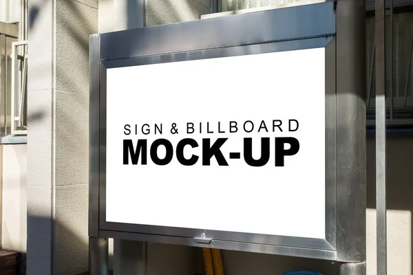 Tabela kırpma yoluyla, beyaz boşluk billboard açık hava reklam ya da pazarlama medya için bina dışında kadar sahte