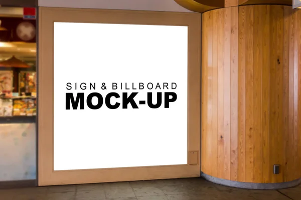 Kırpma yolunu, beyaz boşluk reklam veya bilgi alışveriş merkezi için bir büyük ahşap tabela modern tasarım kadar sahte Önden Görünüm