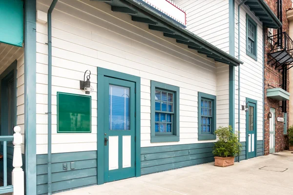 Сучасний стиль дерев'яного будинку пофарбований в білий і зелений колір — стокове фото