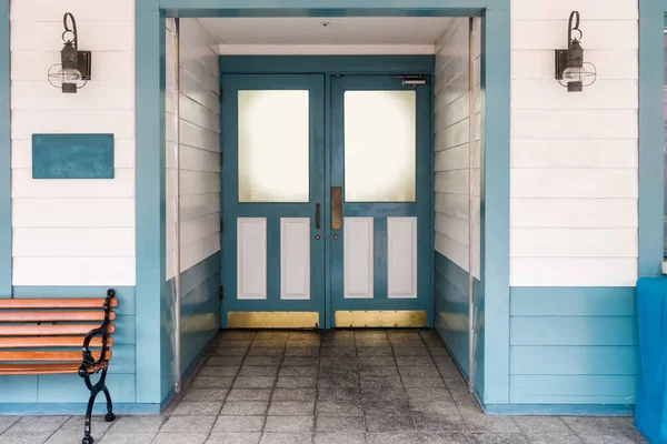 Вхід з синіми дверима дерев'яного будинку — стокове фото