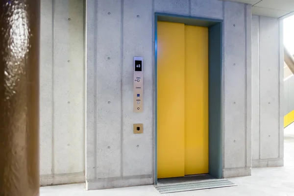 Žlutá výtahu dveře zavřené — Stock fotografie