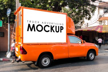 Binanın arka reklam için bir kamyon boş beyaz işareti