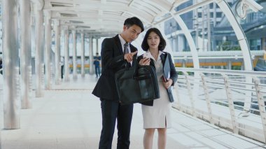 Yürüyüş ve kontrol üstünde smartphone harita iş arkadaşları